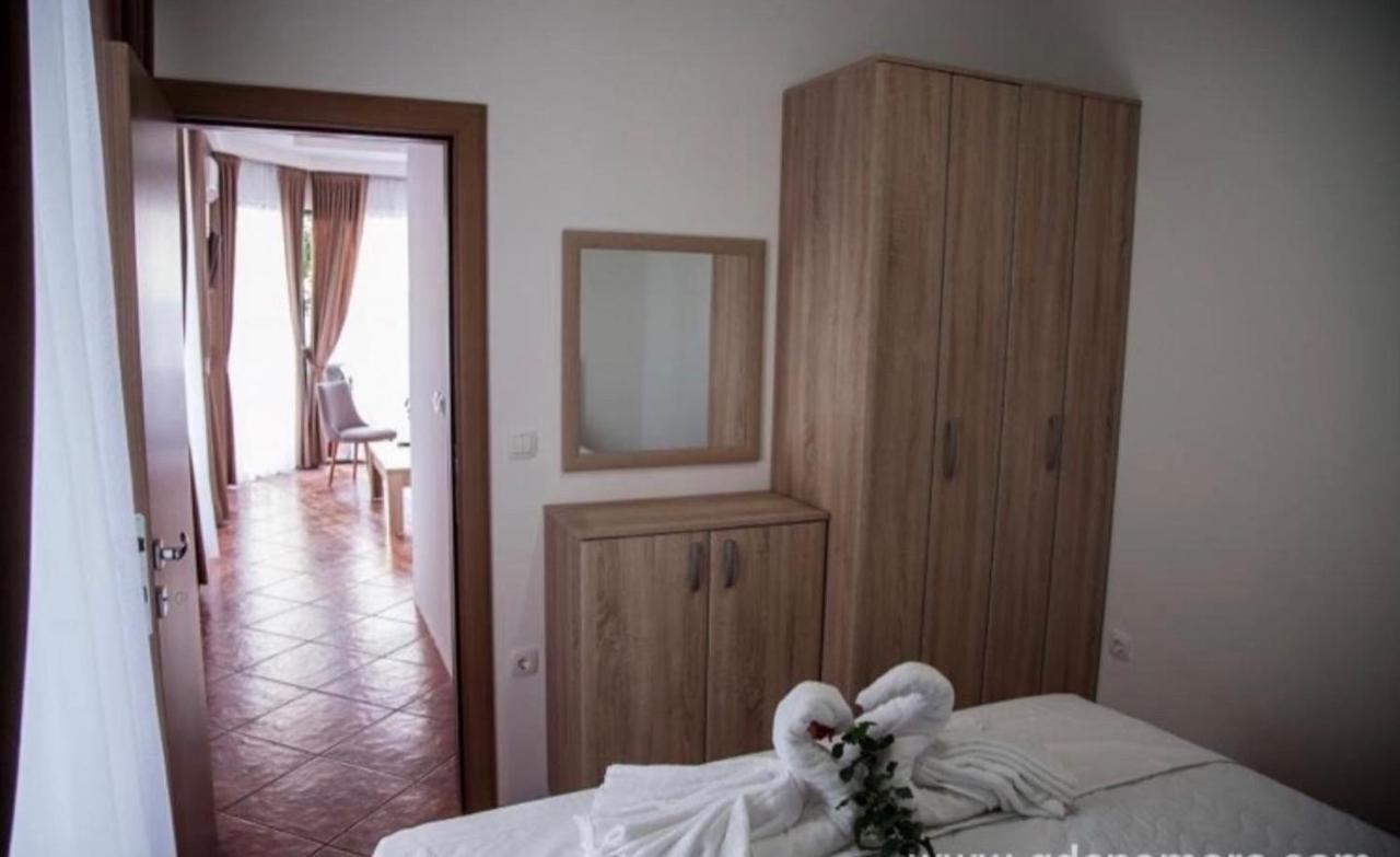 Delux Apartmani Dobra Voda Luaran gambar