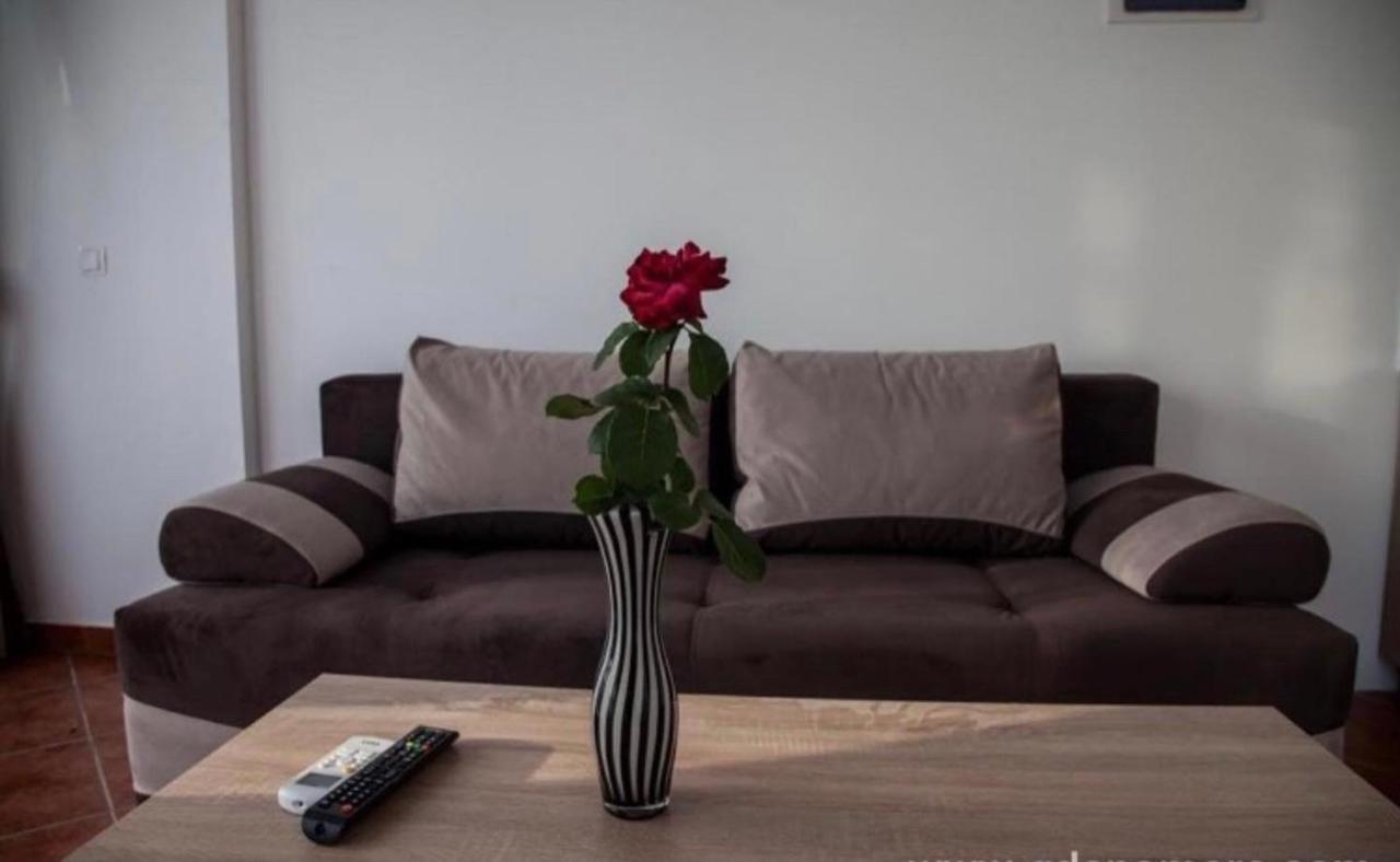 Delux Apartmani Dobra Voda Luaran gambar